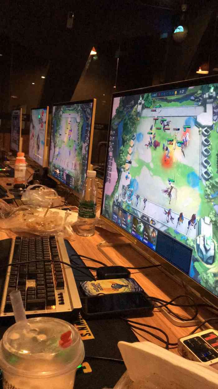 奈斯网咖-"深圳最差劲的网吧.前台的人应该是大小姐,.