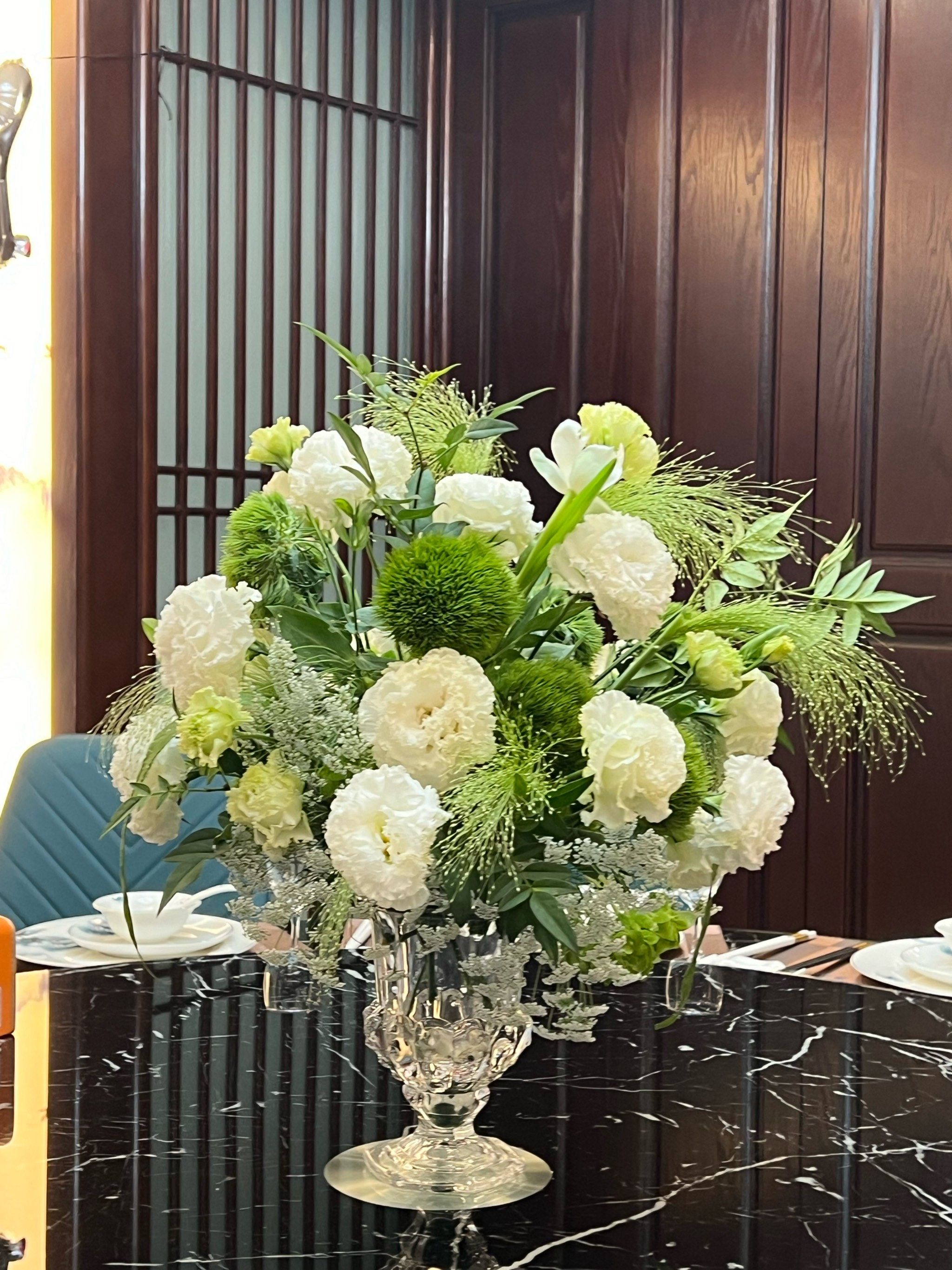 白绿色桌花布置