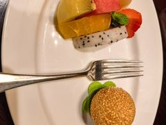 椰香麻球拼岭南佳果-广州柏悦酒店·悦景轩·粤菜餐厅