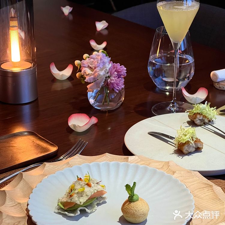 超有氛围感的法式浪漫餐厅 红色富贵花