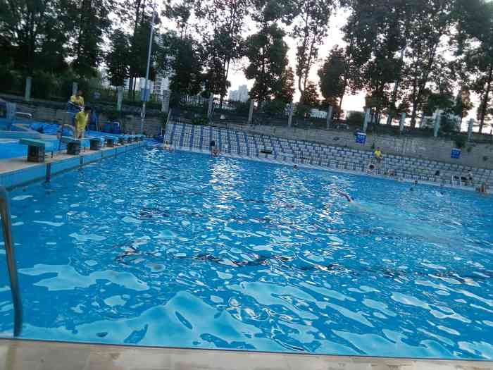 工商大学游泳馆-"水质好,环境不错,人不多,露天的."-大众点评移动版