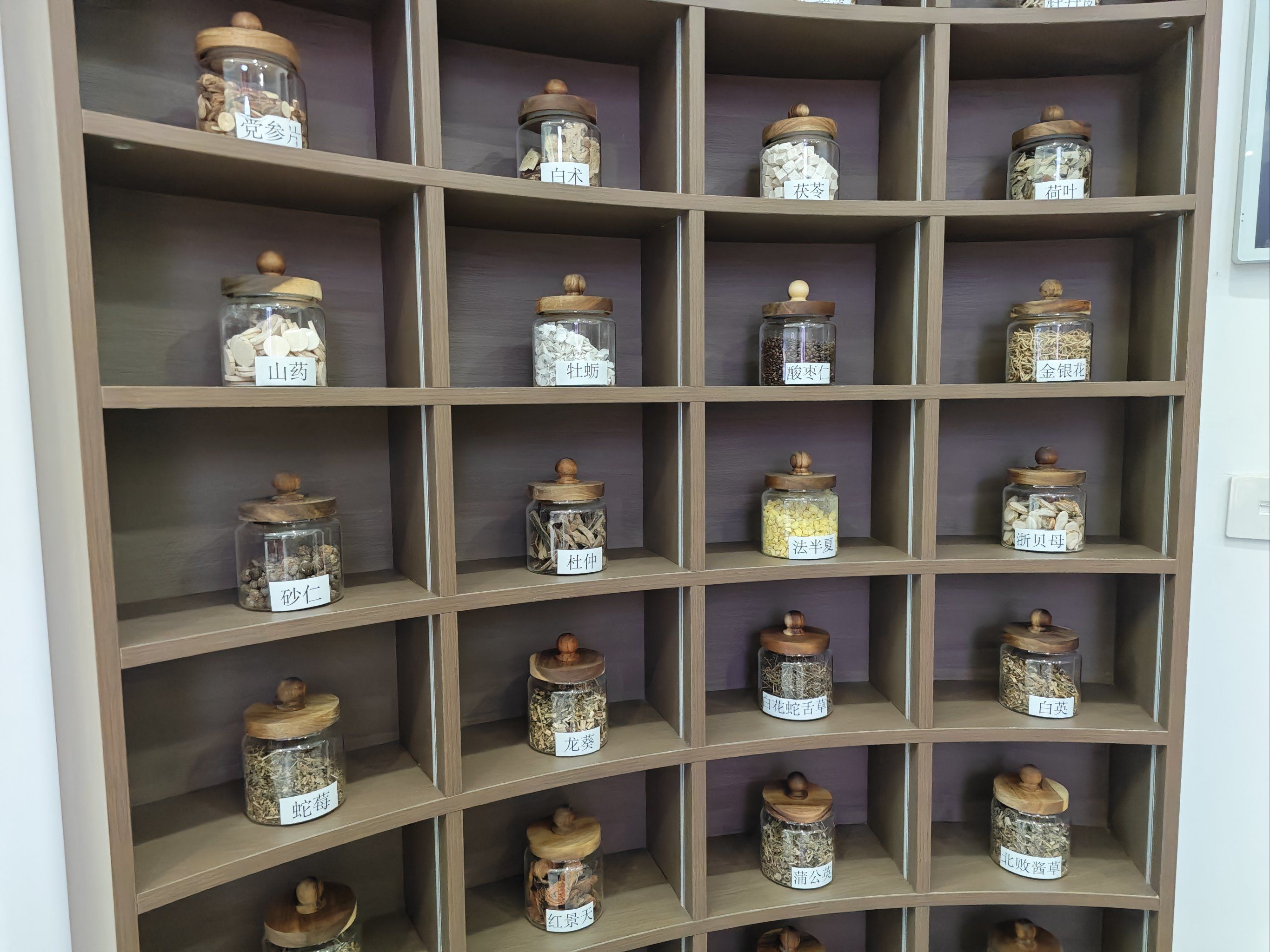 展柜里的中药瓶瓶罐罐