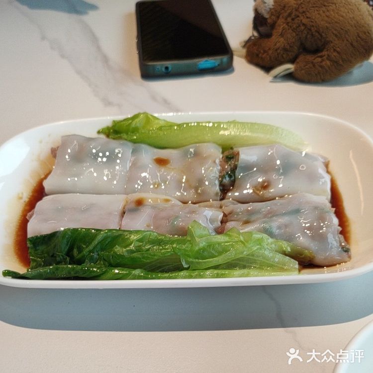 粤添湘这家餐馆就在酷车小镇旁边，那条街都是餐馆