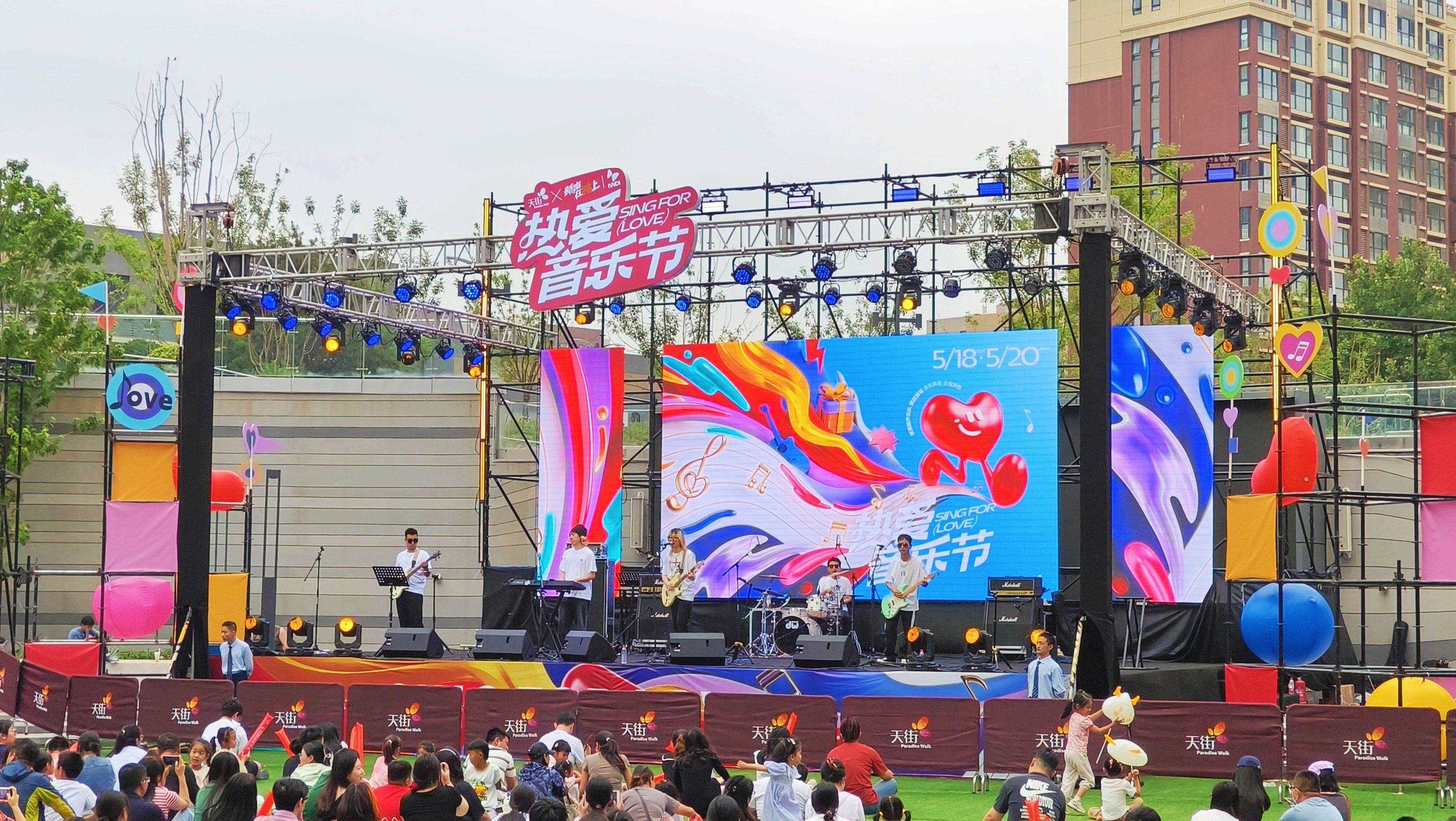 音乐节不要门票!乐队在唱伍佰的歌呐!