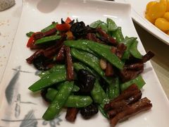 黑猪肉炒荷兰豆-青岛机场富华酒店·华海厅中餐厅(香港中路店)