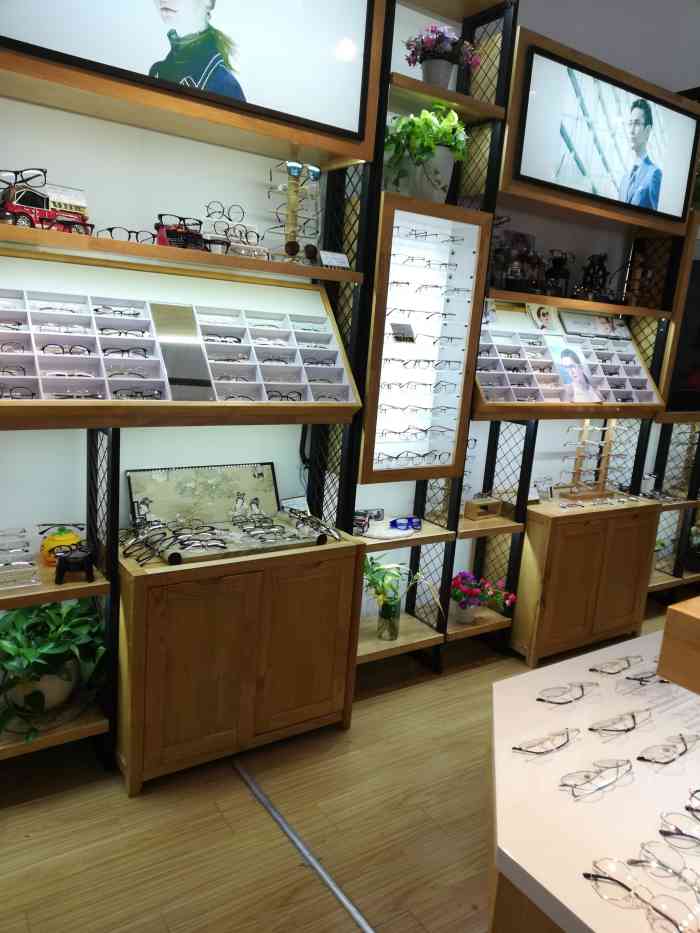 这家叫路易迪奥眼镜,就开在清扬67茂7665地1期1层,这家店装饰