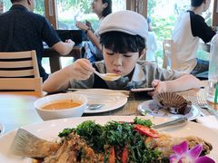 -Chom Cafe and Restaurant