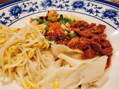 红烧牛肉油泼面-陕味食族油泼面·小炒盖码面(双榆树店)