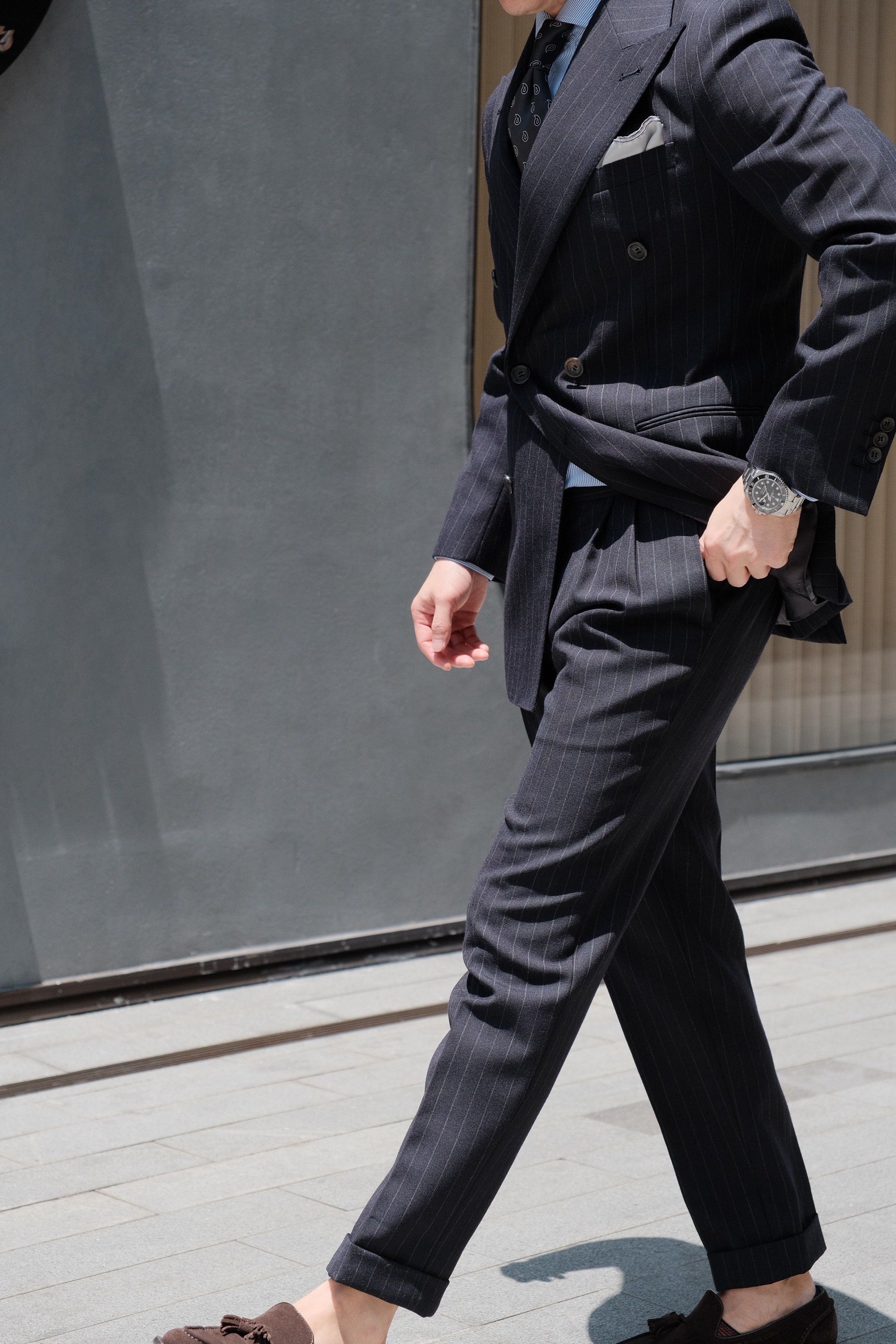 深蓝色条纹双排扣西装