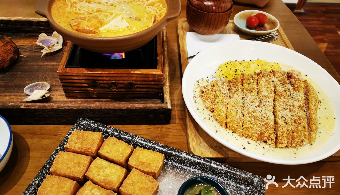 蛋很滑，一个人吃真的超级饱，份量足，炸豆腐外焦里嫩