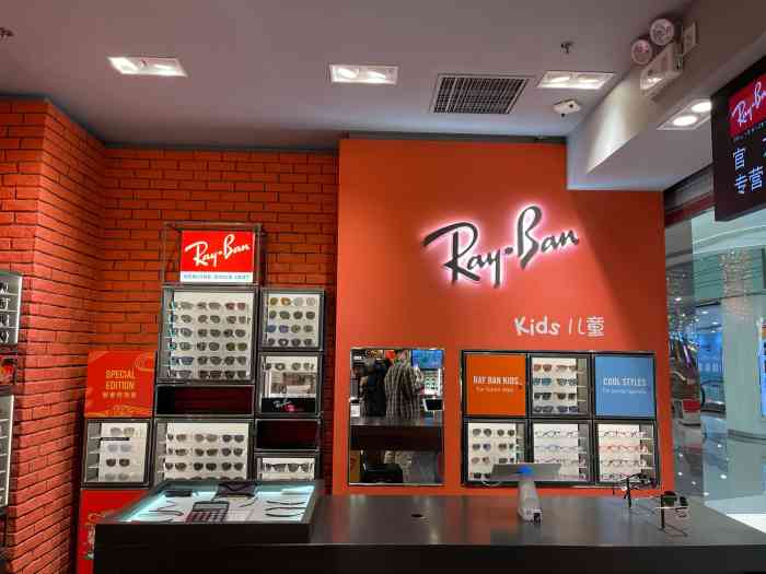 打分 这家店是雷朋直营店,服务态度非常专业.