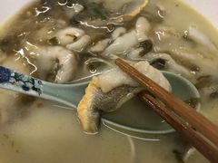 特色雪菜煨黄鱼面-明呈黄鱼面馆(斜土路店)