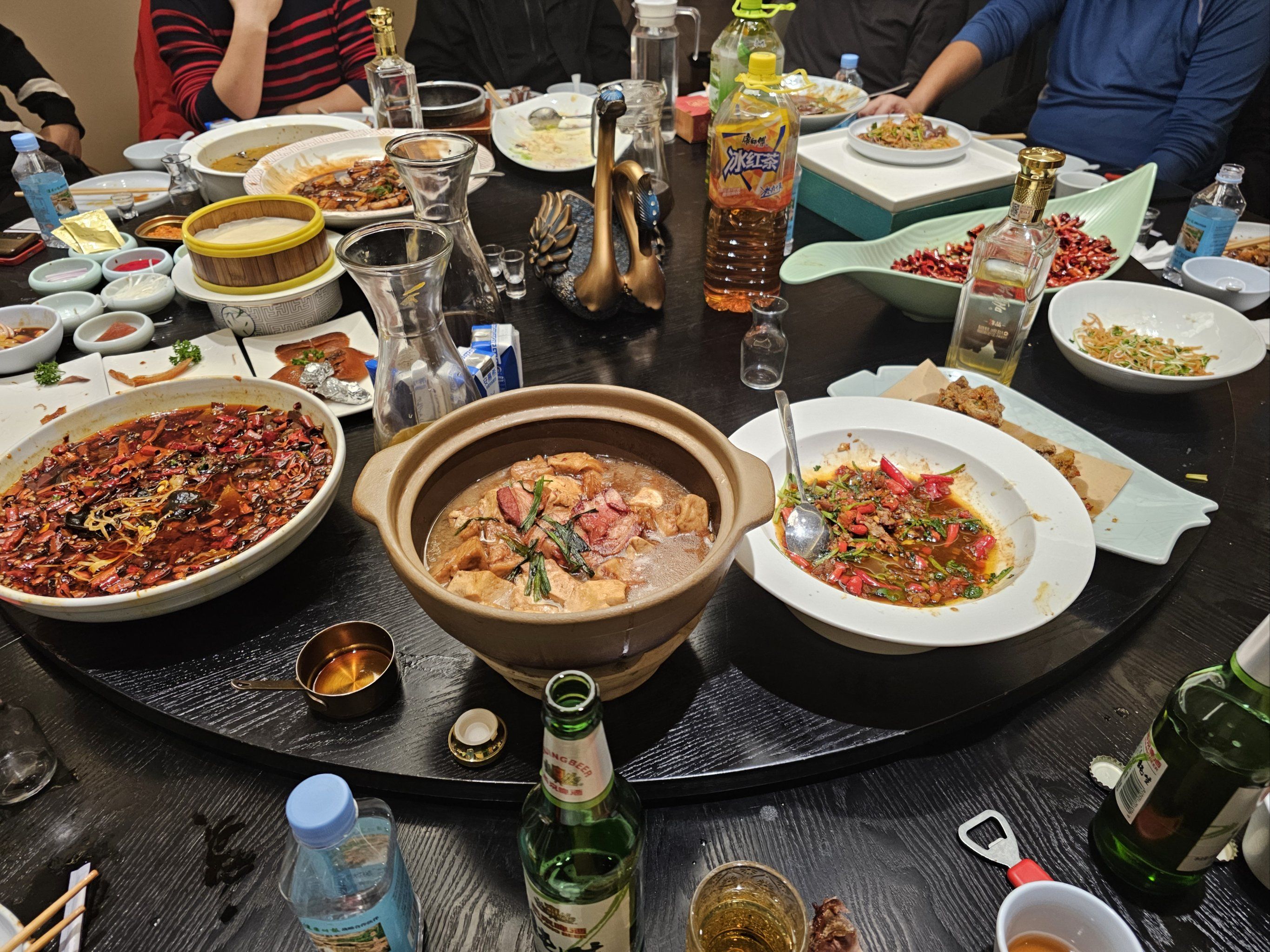 大家聚餐其乐融融