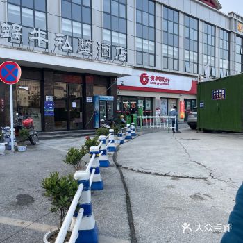 花溪公园门口建行旁边的小巷子进去，一家特别不起眼的小