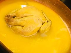 浓厚原只鸡煲花胶汤-鲜入围煮花胶鸡海鲜火锅