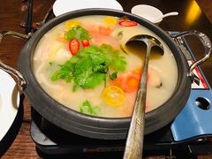 明炉酸汤煮杂鱼-元素中餐厅.海南菜.粤菜.椰子鸡.海鲜.包房.石梅湾威斯汀度假酒店