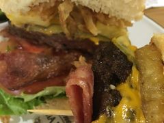 特色牛肉汉堡-HELLO 27 意面·沙拉·帕尼尼