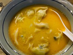 金汤黄鱼馄饨-蟹黄鱼·楼上面馆(外滩中央旗舰店)