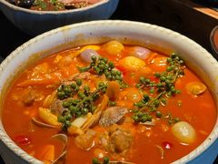 酸彩椒蛤蜊煮牛蛙-Ameigo梅果·云贵川bistro(长宁来福士店)