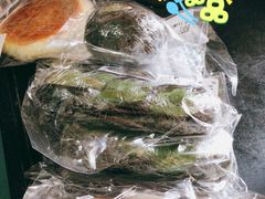 红豆碱水面包-天井·丑面包搭咖啡
