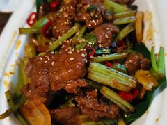 傣家寨子宴客菜小米辣炒小牛肉-雀舞云南菜(乐客城店)