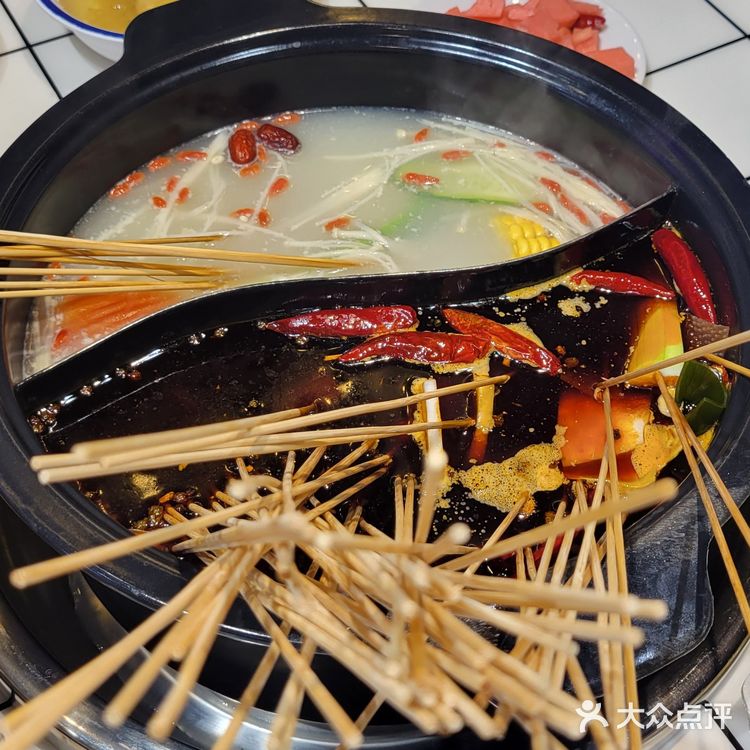 九街淑芬掌中宝串串空港新城店，复古环境，丰富菜品，味道赞到爆