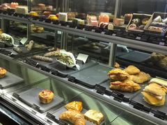 面包甜点陈列柜-星巴克臻选(广州沙面店)