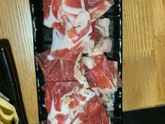 手切鲜羊肉-果松木炭酸菜铜火锅·外婆参鸡汤