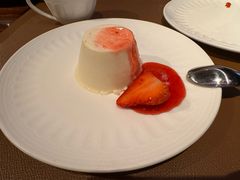 意式奶冻配草莓酱-柏蔻餐厅Le Banquet Bistro(天河北店)