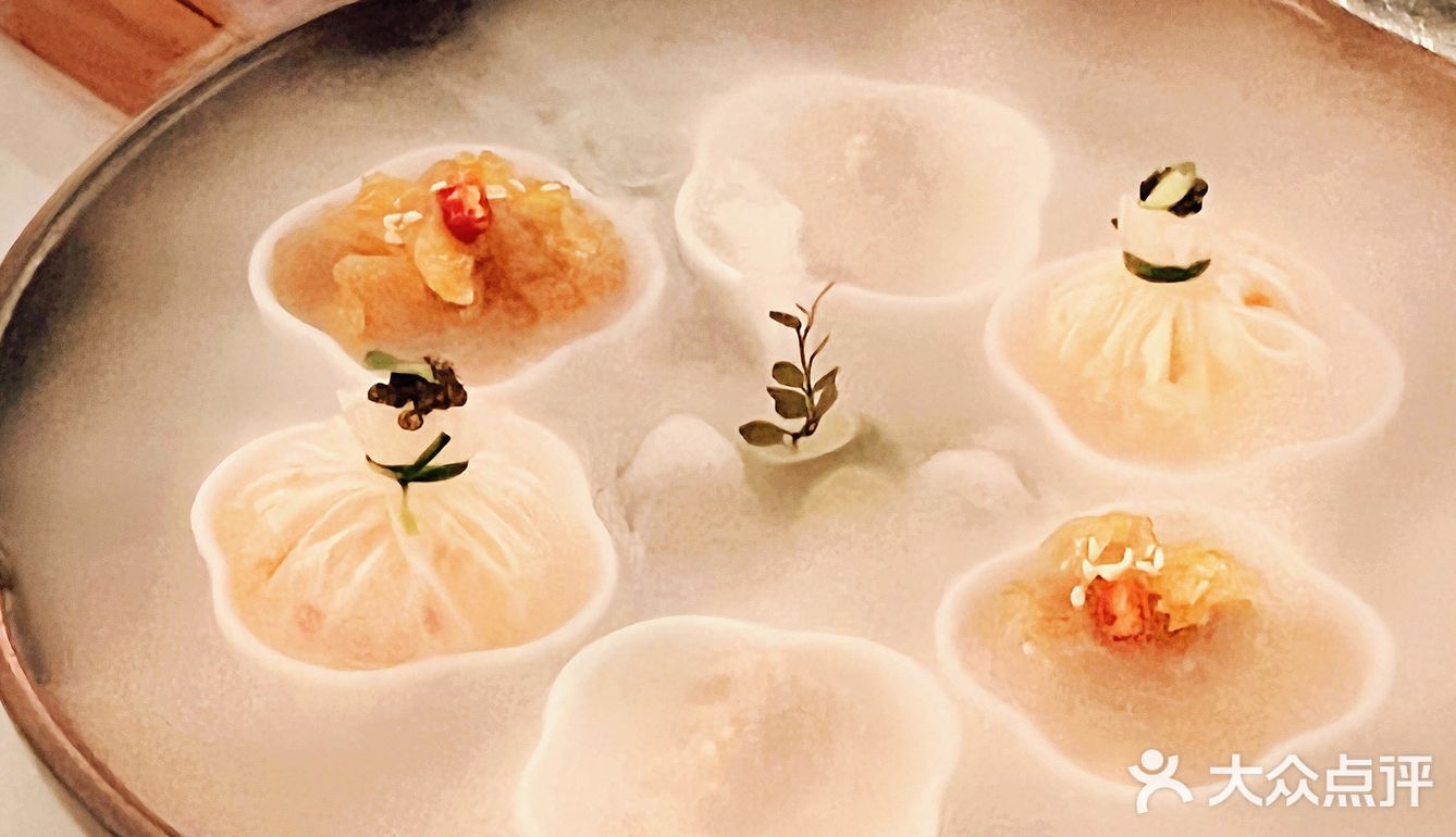 他说，如此浪漫的餐厅🌹以后只带我来