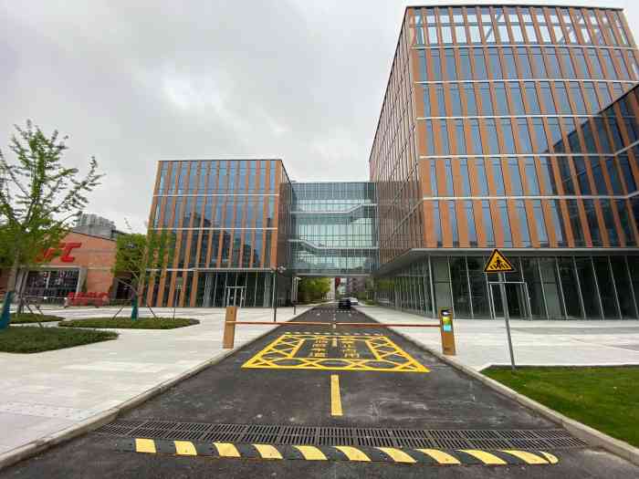 静安新业坊-"在美术馆偶遇一个交流会,叫蒋立波诗歌交流.