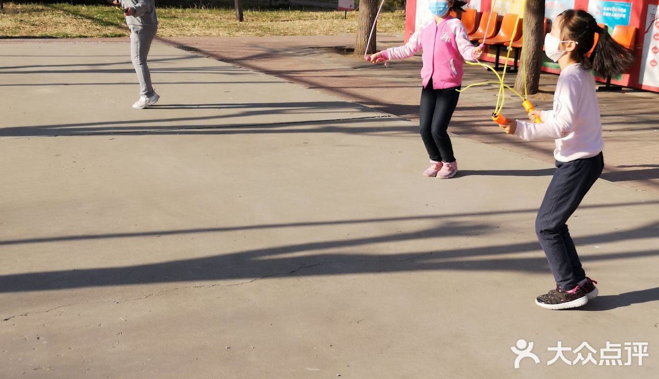 这是我们小区的三个小孩子在练习跳神，很厉害的