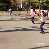 这是我们小区的三个小孩子在练习跳神，很厉害的