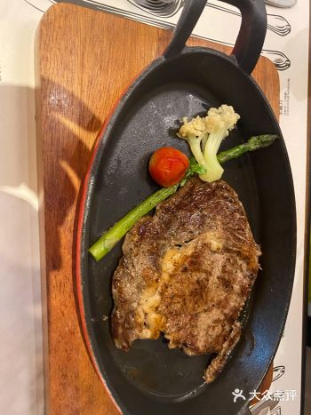 在150块的牛排这个档次算是性价比极高的，肉眼