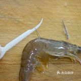 放入虾，用煎炸的方式铺平煎制，一面煎至焦黄后