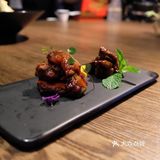 有奥特曼的电视机特别有吸引力，小朋友们各个都很愉快