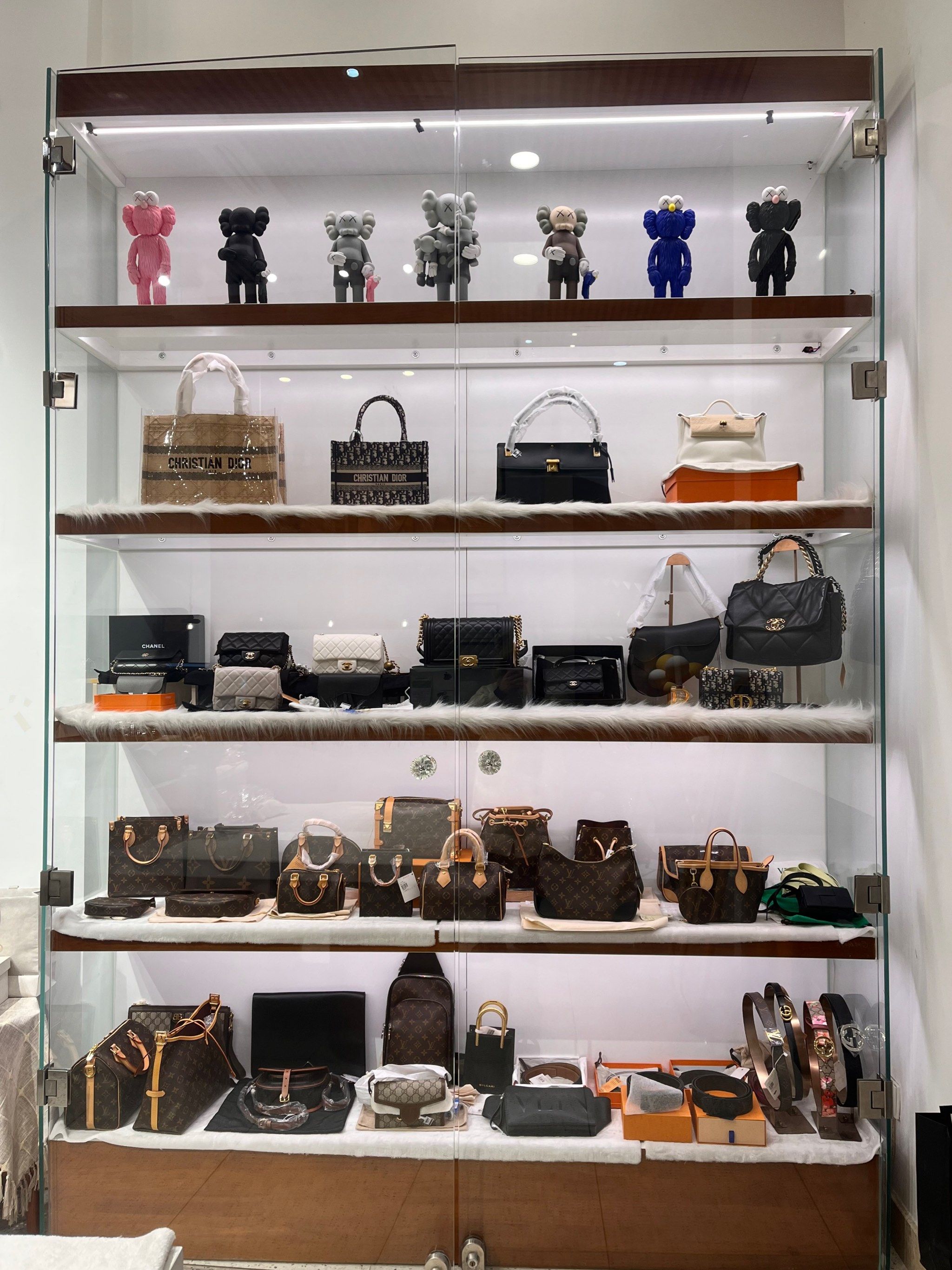 在安阳路上,门头挺明显的还是很好找的,大牌包包很多,都有鉴定资质的