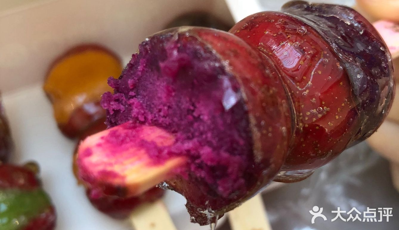 来王府井逛街必买的夹心冰糖葫芦！