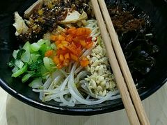 -两勺子一碗口水鸡拌面