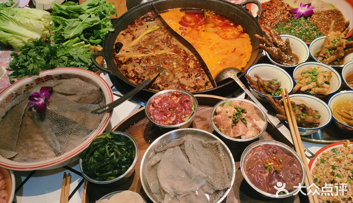 人在火锅店，甜品都快给我吃傻了……