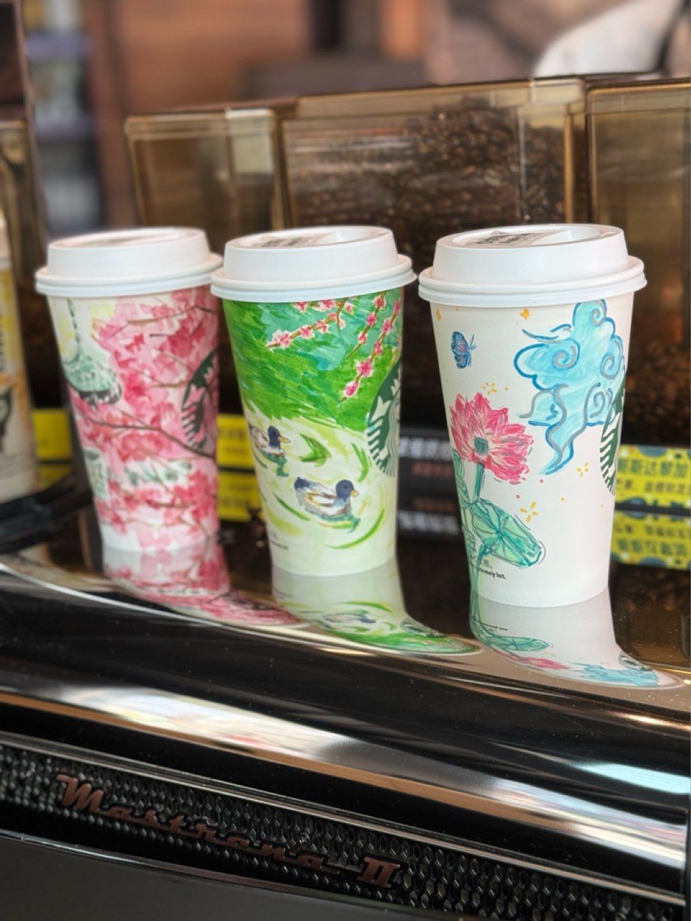 咖啡厅里陈列的手绘咖啡杯很有意思