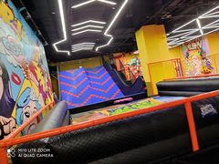 -爱蹦iBOON蹦床运动馆(江汉店)