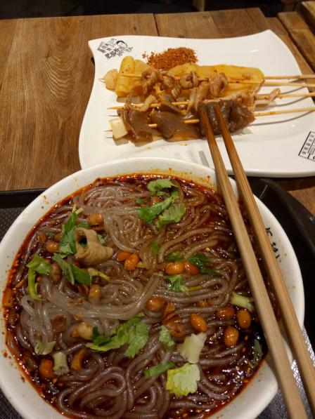 推荐吃3元一串的钵钵鸡,干辣椒面香,是加了豆粉的,辣度适中服务:3.