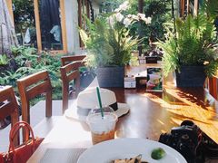 -Chom Cafe and Restaurant
