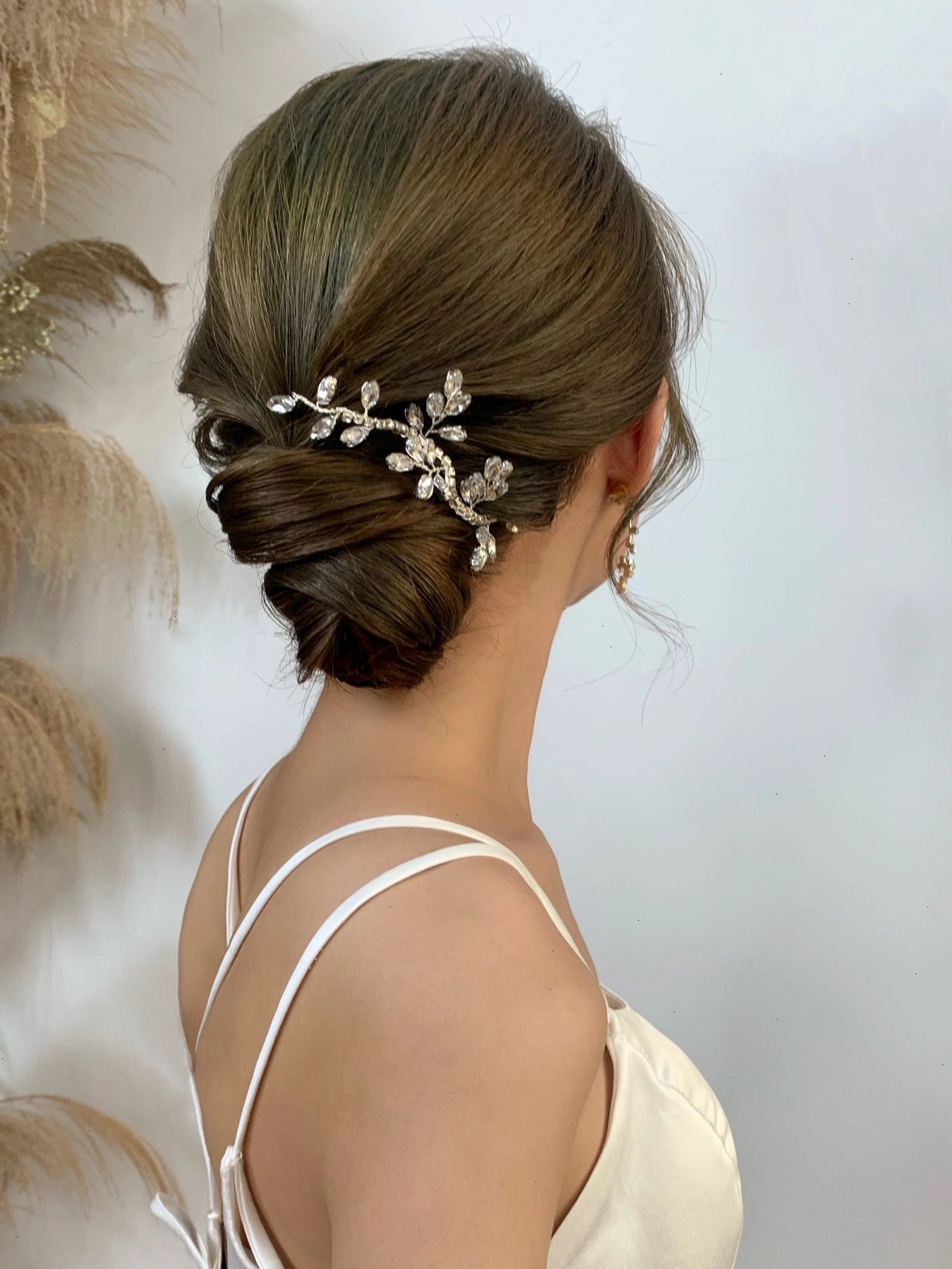 简约,浪漫西式新娘发型相当耐看,动起手来试试看吧!