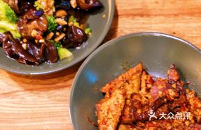 Spicy Braised Tofu with Broccoli and Black Moss Salad