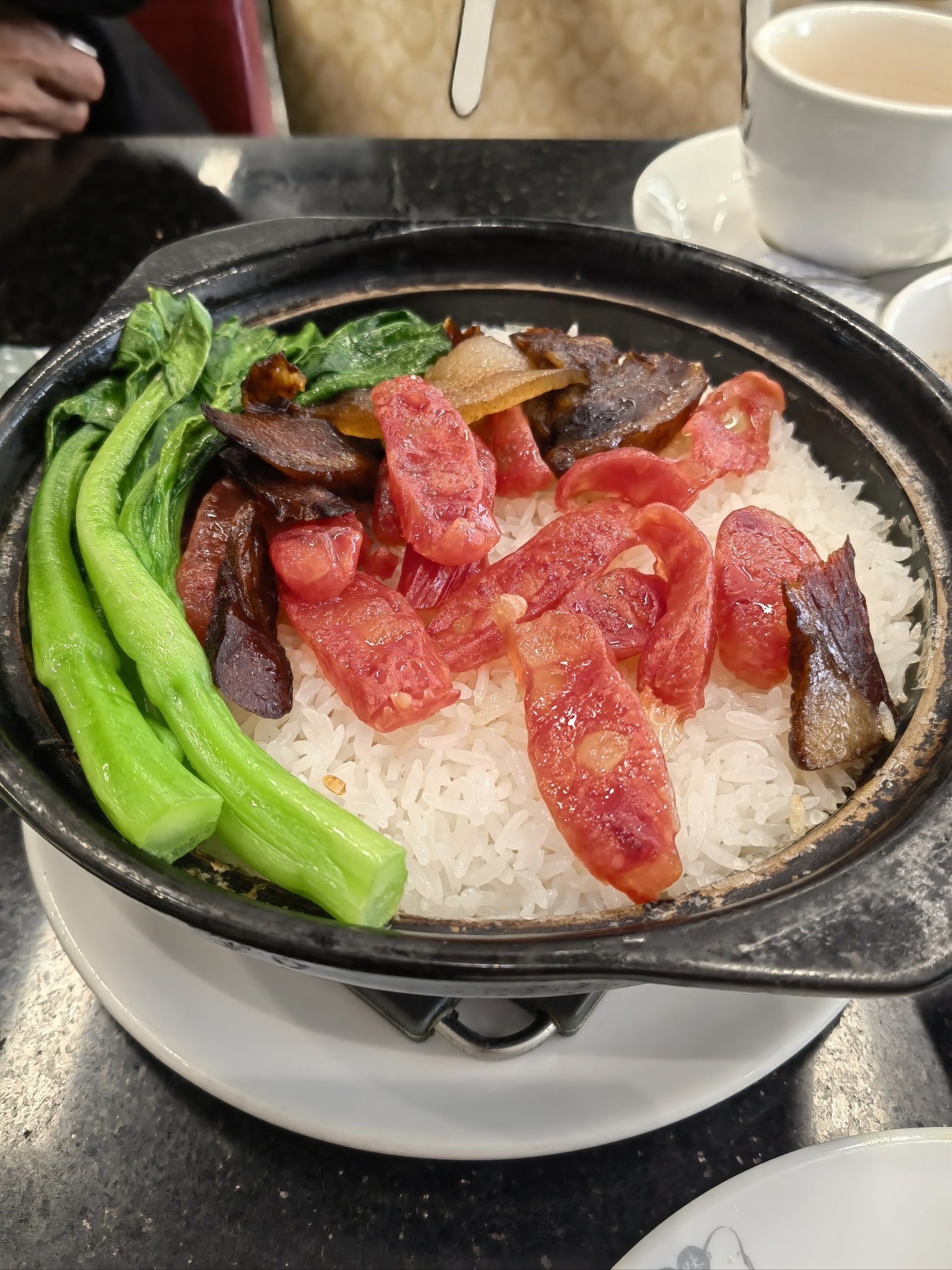 餐食味道不错,做的是港式料理,他家的煲仔饭是现做的,需要等二三十