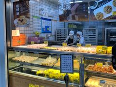 面包甜点陈列柜-鲍师傅糕点(江苏路店)