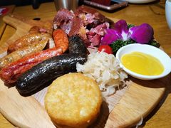 烤肠拼盘配卷心菜沙拉-味德西餐音乐酒吧 Wade's Bar&Grill