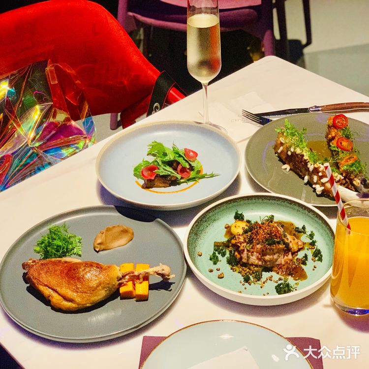 使劲凹造型拍视频，好看极了 然后是菜品